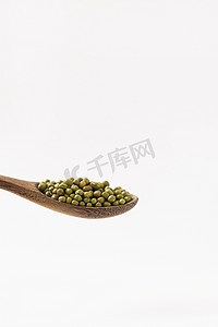 绿色食品海报摄影照片_勺子里的绿豆白色海报