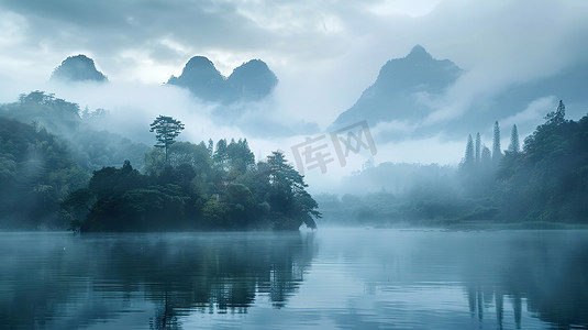 水墨高山摄影照片_高山雾湖清晨的湖泊摄影图
