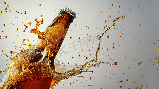 清凉啤酒摄影照片_啤酒饮料从瓶子里飞溅摄影图
