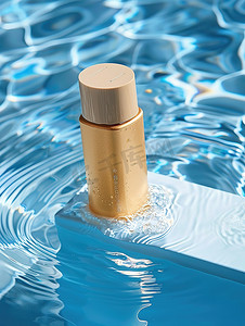 金色瓶子摄影照片_水边的金色化妆品瓶图片