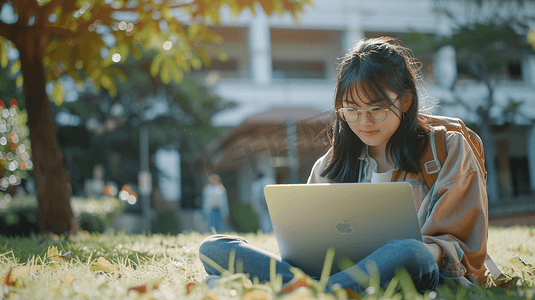 草地上使用电脑的大学生5