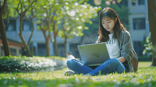 草地上使用电脑的大学生6