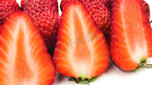 生鲜门店摄影照片_实拍生鲜水果草莓草莓切面果肉特写