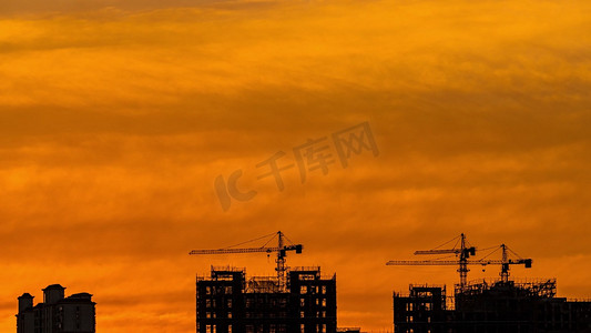 塔吊摄影照片_五一51劳动节城市建筑塔吊朝霞云彩