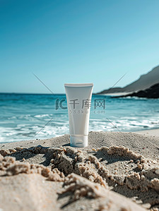 沙滩上的美容防晒用品背景