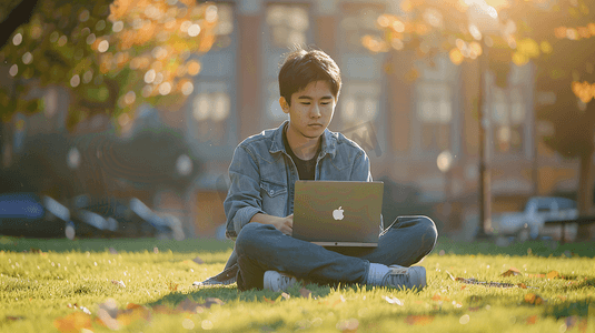 草地上使用电脑的大学生15