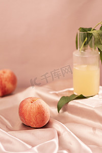 饮品海报背景摄影照片_新鲜毛桃与鲜榨桃汁