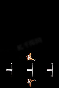 跨栏栏杆摄影照片_跨栏运动员飞跃栏杆瞬间动作