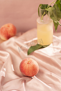 鲜榨饮品海报摄影照片_一个桃子与一瓶桃汁