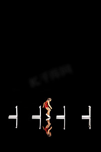 创意运动健身摄影照片_微缩创意跨栏运动员黑色倒影图片