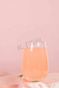 饮品海报背景摄影照片_桃汁夏日果汁图片