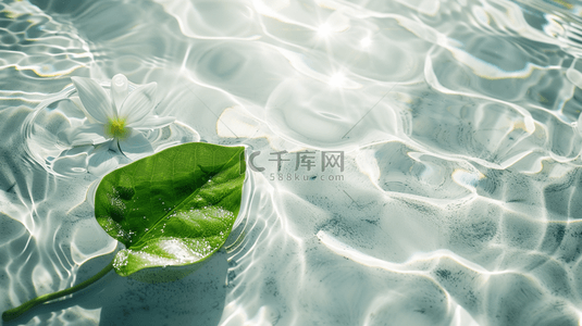 绿色树叶纹理背景图片_白色水纹水光水里绿色树叶的背景