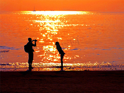 海南三亚湾的夕阳西下