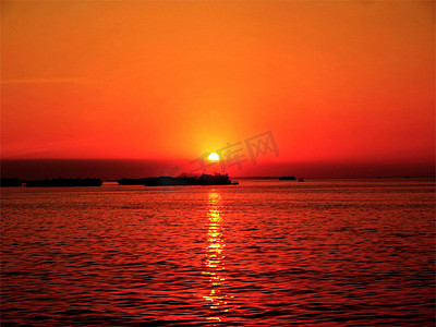 海南三亚湾的夕阳西下