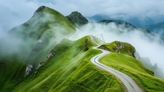 高山草原山顶上的蜿蜒道路高清图片