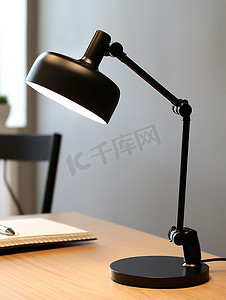 办公台灯摄影照片_现代办公桌上的黑色台灯高清图片