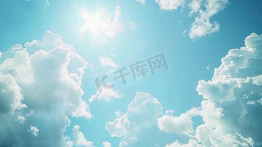 夏日云朵摄影照片_明亮的夏日天空中的云和阳光图片