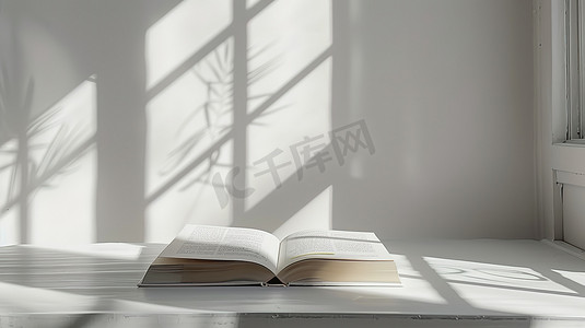 书摄影照片_桌子上的书本纯白阳光高清摄影图