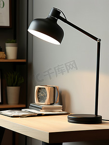 现代摄影照片_现代办公桌上的黑色台灯摄影配图