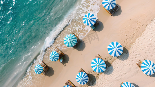 俯视沙滩俯视摄影照片_航拍海边沙滩上的沙滩椅图片