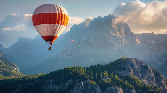 天空摄影照片_高山上空飞行的热气球图片
