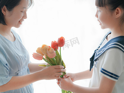 鲜花妈妈摄影照片_母亲节孩子送给妈妈鲜花图片