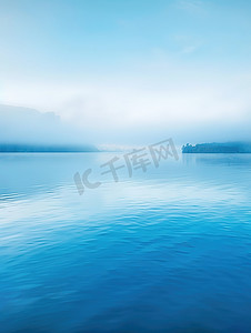 平静的蓝色湖面图片