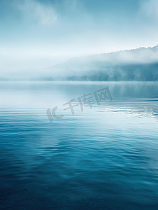 平静的蓝色湖面图片