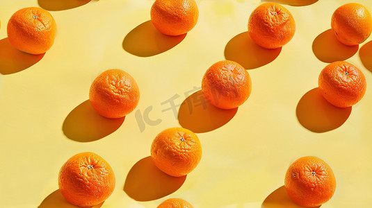 图片底色摄影照片_浅黄底色上的夏日香橙图片