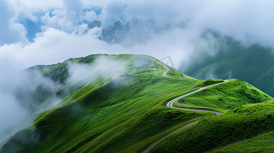 高山草原山顶上的蜿蜒道路高清图片