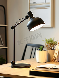 现代办公桌上的黑色台灯照片