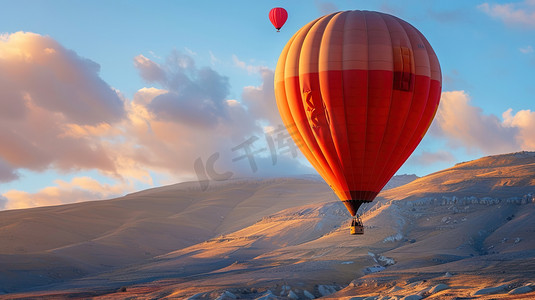 天空摄影照片_高山上空飞行的热气球图片