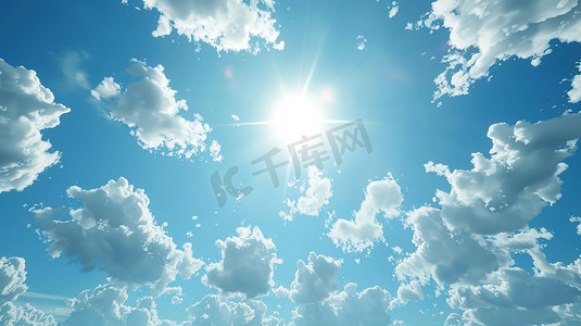 夏日云朵摄影照片_明亮的夏日天空中的云和阳光图片
