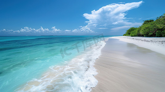 美丽的白沙滩蓝天白云摄影照片