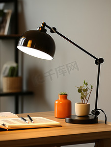 现代办公桌上的黑色台灯高清图片