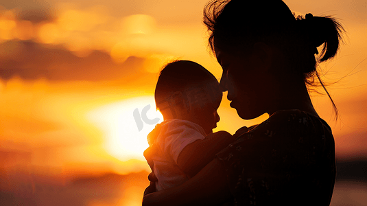 夕阳中妈妈抱着婴儿摄影9