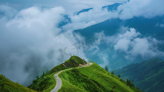 高山草原山顶上的蜿蜒道路图片