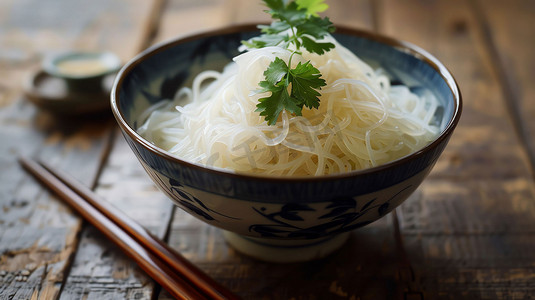 面条筷子碗食物摄影照片