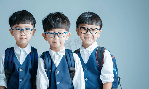 儿童近视摄影照片_需要佩戴眼镜的小学男生