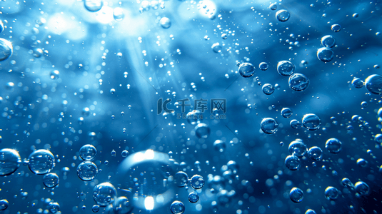 水袋气球背景图片_闪烁着气泡的蓝色的水背景