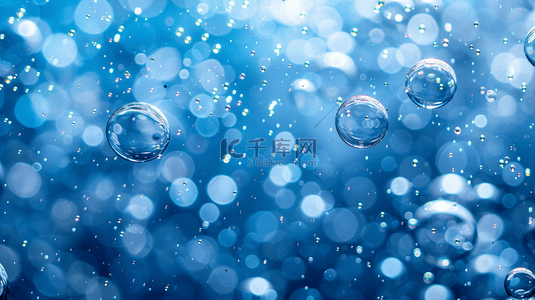 闪烁着气泡的蓝色的水背景