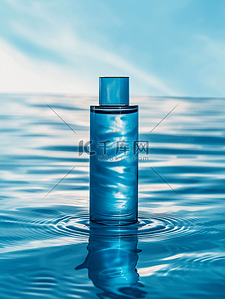 蓝色爽肤水背景图片_蓝色瓶装爽肤水水波纹场景拍摄的背景