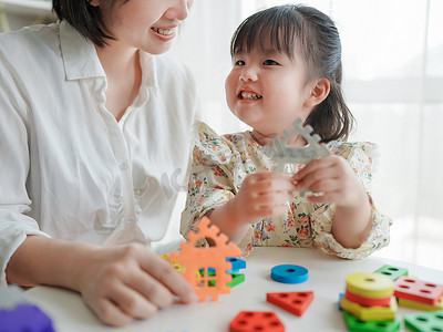 妈妈陪孩子玩玩具高清摄影图