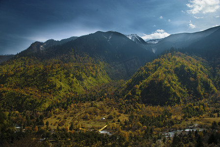 多彩活力摄影照片_西藏林芝秘境云端下的多彩画卷