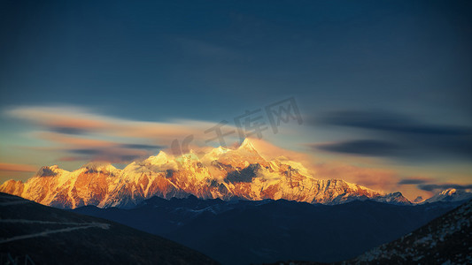 金色虎爪摄影照片_西藏林芝南迦巴瓦峰日照金山的壮丽画卷