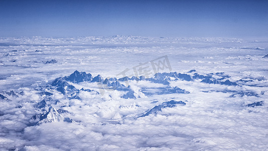 云端旭日摄影照片_雪域之巅云端盛景