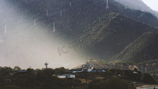 中仙境摄影照片_西藏林芝山谷中的宁静小镇