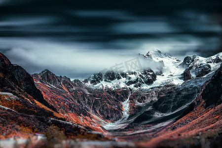 重回巅峰摄影照片_西藏林芝嘎隆拉雪山之巅雪域的庄严与壮丽