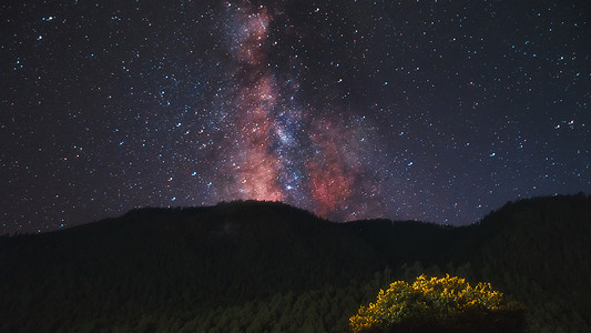 巅峰对决pk摄影照片_西藏林芝米林星空银河下的神秘山脉