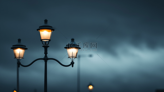 夜晚道路上路灯杆灯光亮起来的背景